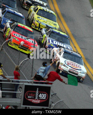 Tony Stewart (R) nimmt die grüne Flagge der NASCAR Coke Zero 400 auf dem Daytona International Speedway in Daytona Beach, Florida am 4. Juli 2009 zu beginnen. (UPI Foto/Martin Fried) Stockfoto