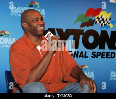 NBA-Star Vince Carter spricht über seinen Job als ehrenamtlicher Pace Car Fahrer für die NASCAR Coke Zero 400 auf dem Daytona International Speedway in Daytona Beach, Florida am 4. Juli 2009. (UPI Foto/Martin Fried) Stockfoto