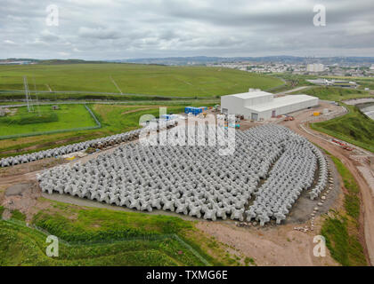 Eine Luftaufnahme von außen auf ein konkretes Werk Nigg Bay, Aberdeenshire, zeigen konkrete Tetrapods bis in die Lagerung außerhalb gesäumt Stockfoto