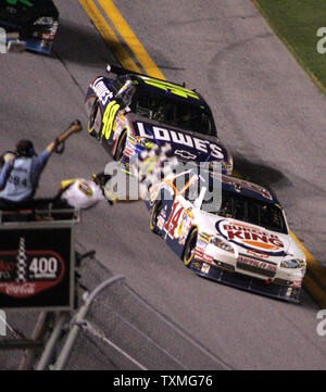 Tony Stewart nimmt die Zielflagge für die in der NASCAR Coke Zero 400 auf dem Daytona International Speedway in Daytona Beach, Florida am 4. Juli 2009. (UPI Foto/Martin Fried) Stockfoto