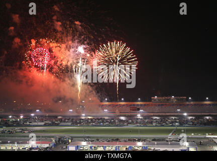 Feuerwerk leuchtet der Himmel am Ende der NASCAR Coke Zero 400 auf dem Daytona International Speedway in Daytona Beach, Florida am 4. Juli 2009. (UPI Foto/Martin Fried) Stockfoto