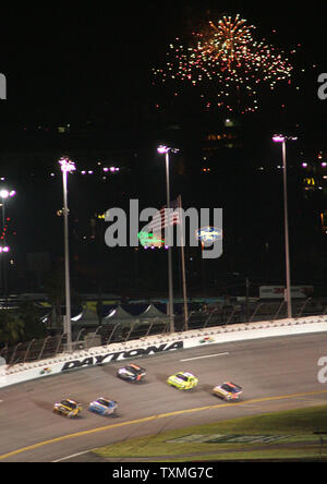 Feuerwerk leuchtet der Himmel über Drehen 4 als NASCAR Coke Zero 400 auf dem Daytona International Speedway in Daytona Beach, Florida am 4. Juli 2009 ausgeführt wird. (UPI Foto/Martin Fried) Stockfoto