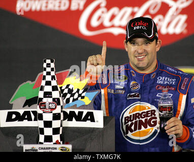 Tony Stewart feiert den Gewinn der NASCAR Coke Zero 400 auf dem Daytona International Speedway in Daytona Beach, Florida am 4. Juli 2009. (UPI Foto/Tschad Cameron) Stockfoto