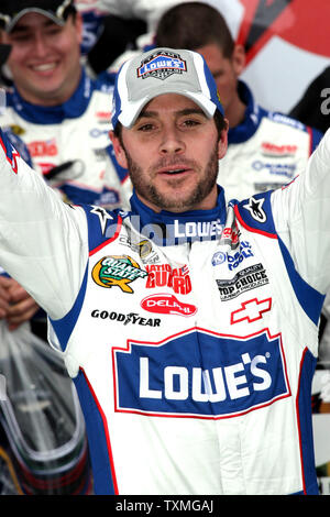 Vier mal Sprint Cup Champion Jimmie Johnson feiert den Gewinn der NASCAR Gatorade Duell #1 bei Daytona International Speedway in Daytona Beach, Florida am 11. Februar 2010. UPI Foto/Tschad Cameron Stockfoto