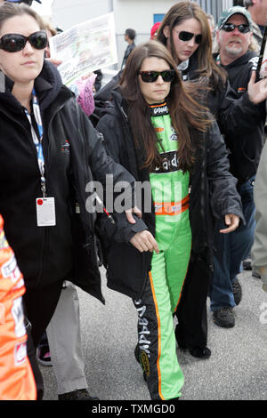 Danica Patrick Spaziergänge an Treiber Einführungen vor Beginn der Fahrt 4 COPD 300 auf dem Daytona International Speedway in Daytona Beach, Florida, am 13. Februar 2010. UPI Foto/Michael Bush Stockfoto