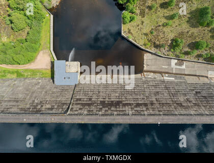 Ein Luftbild gerade nach unten auf der Oberseite des Loch Cluanie Dam suchen, Scottish Highlands Stockfoto