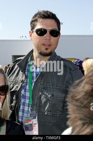 Major League Pitcher Josh Beckett Spaziergänge durch die Garagen vor Beginn der Daytiona 500 auf dem Daytona International Speedway in Daytona Beach, Florida, am 14. Februar 2010. UPI Foto/Martin Fried Stockfoto