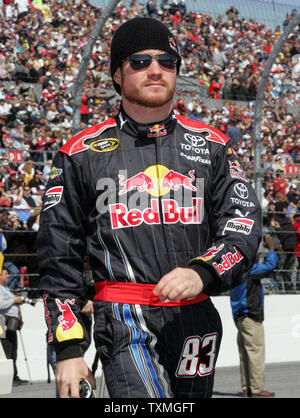 Brian Vickers zu seinem Auto gerade vor Beginn der Daytona 500 Daytona International Speedway in Daytona Beach, Florida, am 14. Februar 2010. UPI Foto/Michael Bush Stockfoto