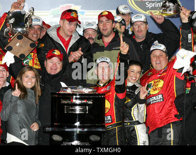 Jamie McMurray und Team feiern Gewinnen der Daytona 500 Daytona International Speedway in Daytona Beach, Florida, am 14. Februar 2010. UPI/Michael Busch Stockfoto