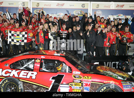 Jamie McMurray und Team feiern Gewinnen der Daytona 500 Daytona International Speedway in Daytona Beach, Florida, am 14. Februar 2010. UPI/Martin Fried Stockfoto