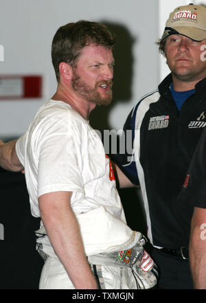 Dale Earnhardt Jr. spricht mit seiner Crew nach dem Sprint Cup Praxis bei Daytona International Speedway in Daytona Beach, Florida am 1. Juli 2010. UPI Foto/Martin Fried Stockfoto