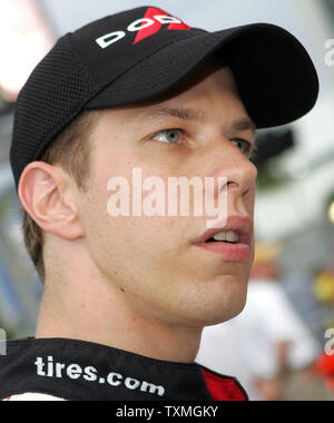 Brad Keselowski wartet in seinem Auto vor dem Beginn der U-Bahn Jalapeno 250 auf dem Daytona International Speedway in Daytona Beach, Florida am 2. Juli 2010. UPI Foto/Michael Bush Stockfoto