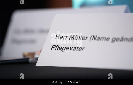 25. Juni 2019, Baden-Wuerttemberg, Eßlingen: ein Schild mit der Aufschrift "Herr Müller (Name geändert) Pflegevater", steht auf einer Pressekonferenz auf dem Tisch. In Baden-Württemberg, zahlreiche Kinder und Jugendliche nicht mit Pflegeeltern platziert werden, da nicht genügend Freiwillige Familien sind. (Dpa' Pflegeeltern dringend gesucht - Werbekampagne sollte helfen') Foto: Marijan Murat/dpa Stockfoto