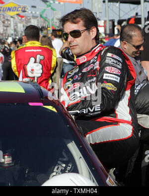 Jeff Gordon steigt in sein Auto vor Beginn der NASCAR Gatorade Duell #2 in Daytona International Speedway in Daytona Beach, Florida, am 17. Februar 2011. UPI Foto/Sam Bush Stockfoto