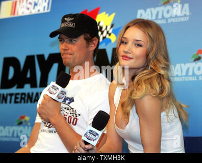 Der Grand Marshal Rosie Huntington-Whiteley und Josh Duhamel sprechen bei einer Pressekonferenz vor dem Daytona 500 Daytona International Speedway in Daytona Beach, Florida, am 20. Februar 2011. UPI Foto/Michael Bush Stockfoto