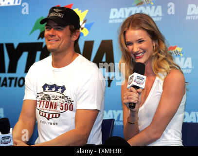 Der Grand Marshal Rosie Huntington-Whiteley und Josh Duhamel sprechen bei einer Pressekonferenz vor dem Daytona 500 Daytona International Speedway in Daytona Beach, Florida, am 20. Februar 2011. UPI Foto/Michael Bush Stockfoto