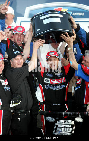 Trevor Bayne feiert er der jüngste Fahrer in der NASCAR Geschichte der Daytona 500 Daytona International Speedway in Daytona Beach, Florida, am 20. Februar 2011 zu gewinnen. UPI Foto/Michael Bush Stockfoto