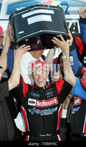 Trevor Bayne feiert er der jüngste Fahrer in der NASCAR Geschichte der Daytona 500 Daytona International Speedway in Daytona Beach, Florida, am 20. Februar 2011 zu gewinnen. UPI Foto/Michael Bush Stockfoto