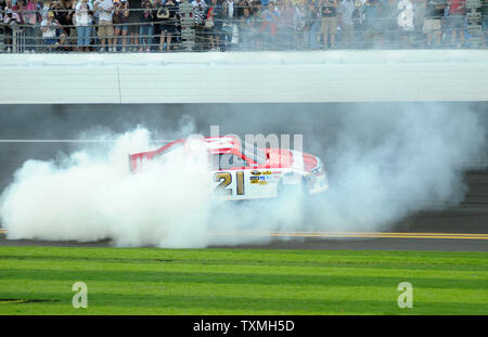 Trevor Bayne feiert er der jüngste Fahrer in der NASCAR Geschichte der Daytona 500 Daytona International Speedway in Daytona Beach, Florida, am 20. Februar 2011 zu gewinnen. UPI Foto/Christina Mendenhall Stockfoto