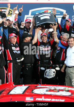 Trevor Bayne feiert er der jüngste Fahrer in der NASCAR Geschichte der Daytona 500 Daytona International Speedway in Daytona Beach, Florida, am 20. Februar 2011 zu gewinnen. UPI Foto/Michael Bush Stockfoto