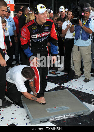 Trevor Bayne feiert er der jüngste Fahrer in der NASCAR Geschichte der Daytona 500, indem Sie seinen Fuß drucken in Zement bei Daytona International Speedway in Daytona Beach, Florida, am 20. Februar 2011 zu gewinnen. UPI Foto/Christina Mendenhall Stockfoto