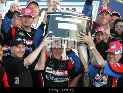 Trevor Bayne feiert er der jüngste Fahrer in der NASCAR Geschichte der Daytona 500 Daytona International Speedway in Daytona Beach, Florida, am 20. Februar 2011 zu gewinnen. UPI Foto/Michael Bush Stockfoto