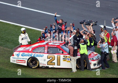 Trevor Bayne feiert er der jüngste Fahrer in der NASCAR Geschichte der Daytona 500 Daytona International Speedway in Daytona Beach, Florida, am 20. Februar 2011 zu gewinnen. UPI Foto/Tschad Cameron Stockfoto