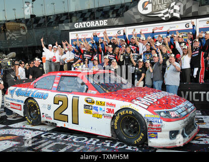 Trevor Bayne feiert er der jüngste Fahrer in der NASCAR Geschichte der Daytona 500 Daytona International Speedway in Daytona Beach, Florida, am 20. Februar 2011 zu gewinnen. UPI Foto/Christina Mendenhall Stockfoto