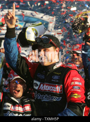 Trevor Bayne feiert er der jüngste Fahrer in der NASCAR Geschichte der Daytona 500 Daytona International Speedway in Daytona Beach, Florida, am 20. Februar 2011 zu gewinnen. UPI Foto/Michael Bush Stockfoto