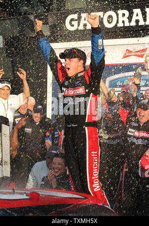 Trevor Bayne feiert er der jüngste Fahrer in der NASCAR Geschichte der Daytona 500 Daytona International Speedway in Daytona Beach, Florida, am 20. Februar 2011 zu gewinnen. UPI Foto/Martin Fried Stockfoto