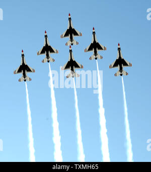 Die US Air Force Thunderbirds eine Fliege über vor Beginn der Daytona 500 Daytona International Speedway in Daytona Beach, Florida durchführen am 20. Februar 2011. UPI Foto/Christina Mendenhall Stockfoto