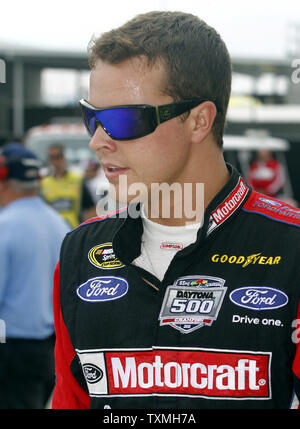 Trevor Bayne zu seinem Auto für die NASCAR Sprint Cup Coke Zero 400 auf dem Daytona International Speedway in Daytona Beach, Florida am 1. Juli 2011 zu qualifizieren. UPI Foto/Michael Bush Stockfoto