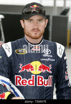 Brian Vickers zu seinem Auto für die NASCAR Sprint Cup Coke Zero 400 auf dem Daytona International Speedway in Daytona Beach, Florida am 1. Juli 2011 zu qualifizieren. UPI Foto/Michael Bush Stockfoto