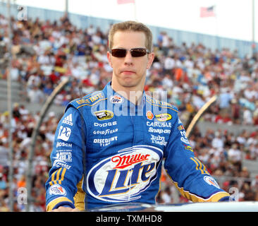 Brad Keselowski darauf wartet, von seinem Auto vor Beginn der NASCAR Sprint Cup Coke Zero 400 auf dem Daytona International Speedway in Daytona Beach, Florida am 2. Juli 2011. UPI Foto/Michael Bush Stockfoto