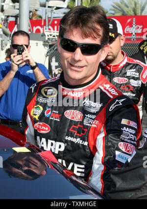 Jeff Gordon steigt in sein Auto vor Beginn der NASCAR Gatorade Duell #2 in Daytona International Speedway in Daytona Beach, Florida, am 23. Februar 2012. UPI/Martin Fried Stockfoto