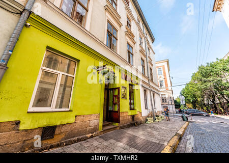 Lemberg, Ukraine - August 1, 2018: außen gelb grün Restaurant Cafe Gebäude im historischen Ukrainischen polnische Stadt Altstadt Gebäude Architektur Stockfoto