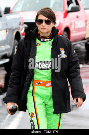 Danica Patrick geht hinunter Grubestraße nach Treiber Einführungen vor Beginn der Regen Daytona 500 Daytona International Speedway in Daytona Beach, Florida verzögert am 26. Februar 2012. UPI/Martin Fried Stockfoto