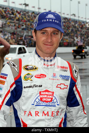 Kasey Kahne geht hinunter Grubestraße nach Treiber Einführungen vor Beginn der Regen Daytona 500 Daytona International Speedway in Daytona Beach, Florida verzögert am 26. Februar 2012. UPI/Michael Busch Stockfoto