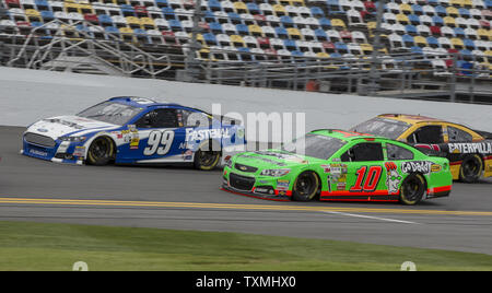 NASCAR Rennfahrer Danica Patrick, Sieger der Pole Position für die Daytona 500, treibt Sie #10 Go Daddy Chevrolet während der Praxis für die NASCAR Sprint Cup in Daytona International Speedway in Daytona Beach, FL Februar 20, 2013. Carl Edwards in der #99 Fastenal Ford und Jeff Burton in der #31 Caterpillar Chevrolet im Hintergrund laufen. UPI/Mark Wallheiser Stockfoto