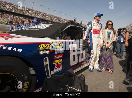 Dale Earnhardt jr. und seine Freundin Amy Reimann stand neben Earnhardt's #88 National Guard Chevrolet vor Beginn der NASCAR Sprint Cup Series Budweiser Duell #1 bei Daytona International Speedway in Daytona Beach, Florida, 21. Februar 2013. UPI/Mark Wallheiser Stockfoto