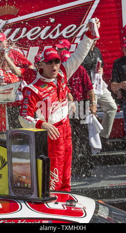 Kevin Harvick feiert in Gatorade Victory Lane nach dem Gewinn des ersten von zwei Budweiser Duelle in der NASCAR Sprint Cup in Daytona International Speedway in Daytona Beach, Florida, 21. Februar 2013. UPI/Mark Wallheiser Stockfoto