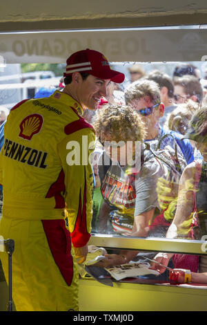 Joey Logano Autogramme in seiner Garage während des NASCAR Sprint Cup Finale vor dem Daytona 500 Daytona International Speedway in Daytona Beach, Florida, 23. Februar 2013. UPI/Mark Wallheiser Stockfoto