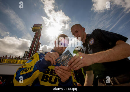 Ricky Stenhouse, Jr. Autogramme außerhalb der Werkstätten während der NASCAR Sprint Cup Finale vor dem Daytona 500 Daytona International Speedway in Daytona Beach, Florida, 23. Februar 2013. UPI/Mark Wallheiser Stockfoto