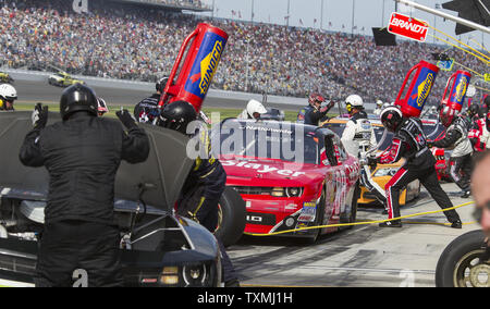 Pit crews Kraftstoff Autos während der NASCAR Nationwide Series Antrieb 4 COPD 300 Auto Rennen auf dem Daytona International Speedway in Daytona Beach, Florida, 23. Februar 2013. UPI/Mark Wallheiser Stockfoto