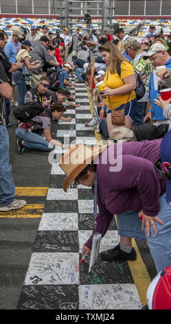 Angela Lopez aus Santa Fe, New Mexico, verbindet andere Fans bei der Unterzeichnung der Start/Ziellinie vor der NASCAR Sprint Cup Daytona 500 Auto Rennen auf dem Daytona International Speedway in Daytona Beach, Florida, 24. Februar 2013. UPI/Mark Wallheiser Stockfoto