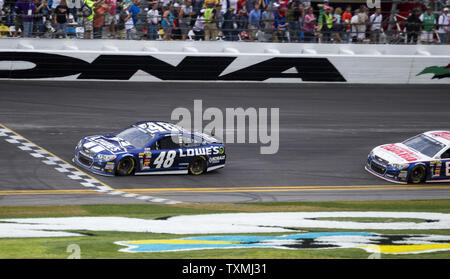 Jimmie Johnson, in seinem #48 Lowe's Chevrolet, überquert die Ziellinie vor Dale Earnhardt, Jr. der 55th Daytona 500 Daytona International Speedway in Daytona Beach, Florida, 24. Februar 2013 zu gewinnen. UPI/Mark Wallheiser Stockfoto