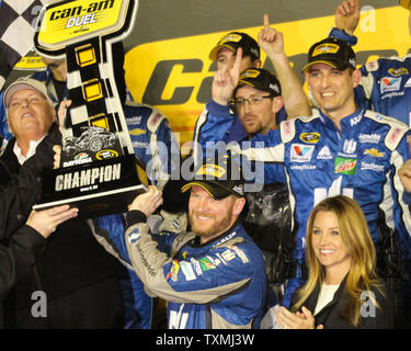 Dale Earnhardt jr., mit dem Auto Besitzer Rick Hendrick (links) und verlobten Amy Reimann (unten rechts) feiern gewinnen das erste von zwei kann AmQualifying Rennen auf dem Daytona International Speedway am 18. Februar in Daytona, Florida 2016. Foto von Mike Gentry/UPI Stockfoto