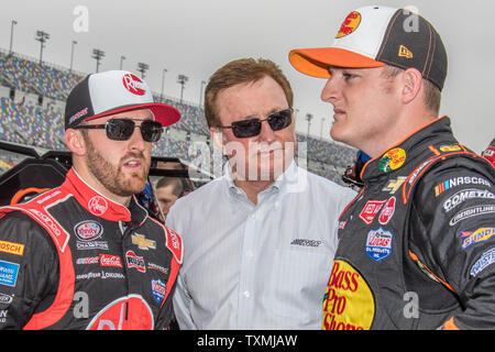 Brüder Austin (links) und Ty Dillon (rechts) warten auf Qualifizieren mit Großvater/Team Inhaber Richard Childress, die am 25. Februar in Daytona, Florida 2017. Foto von Edwin Locke/UPI Stockfoto