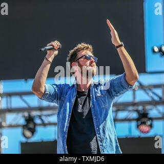 Charles Kelley von Lady Antebellum führt vor der 59th Daytona 500 am 26. Februar in Daytona, Florida 2017. Foto von Mike Gentry/UPI Stockfoto