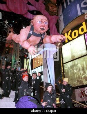 NYP 2000010102 - 01 Januar 2000 - NEW YORK, NEW YORK, USA: Reverlers tragen eine papiermache von Baby neues Jahr durch New York City's Times Square Gegend konstruieren, 31 Dezember, für die Silvester Feier. jr/EP/James Belvin UPI Stockfoto